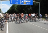 Warten am Zebrastreifen